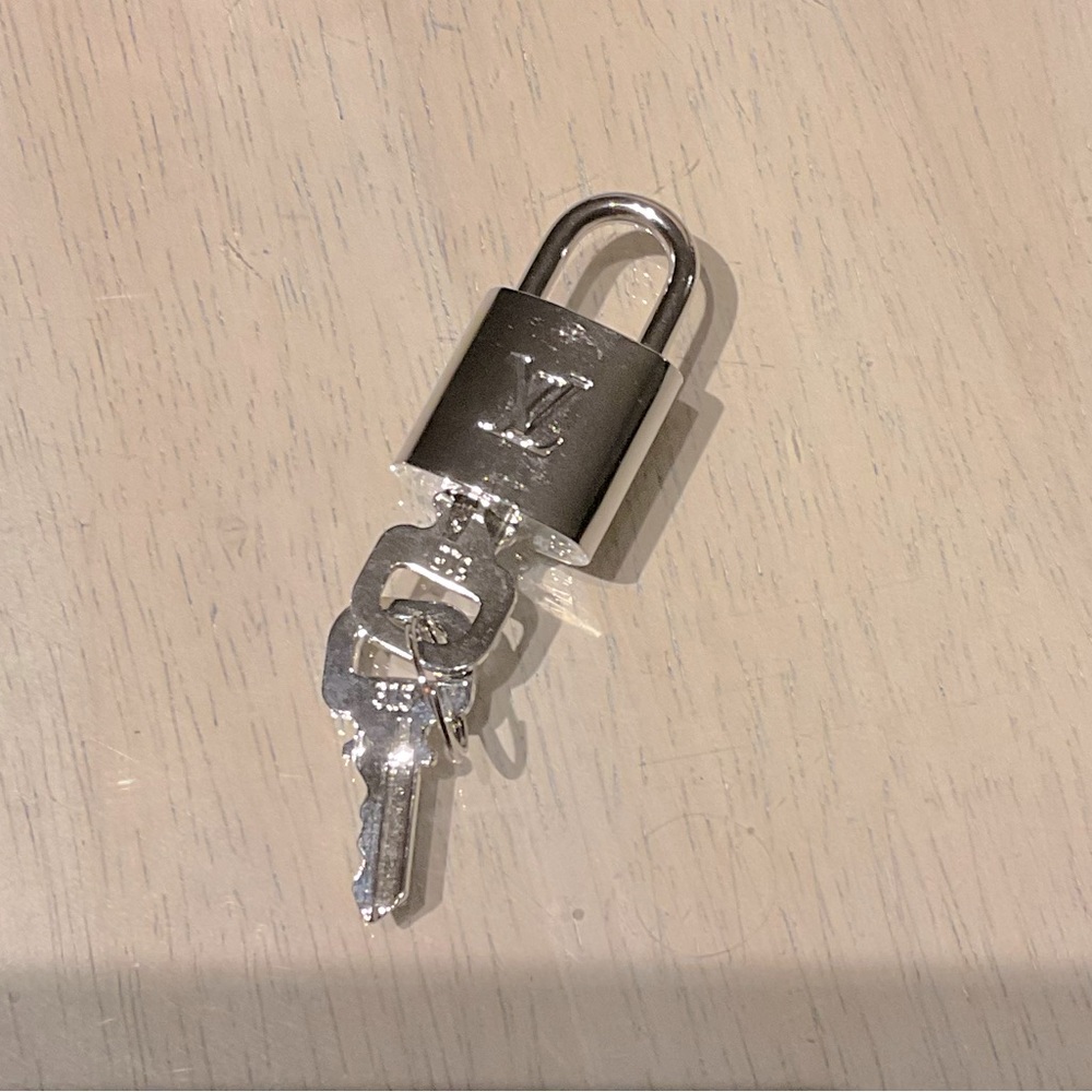 ***RARE*** SILVER LV LOCK AND KEY